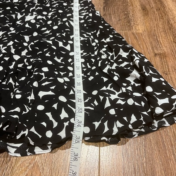 Diane von Furstenberg
Garden Daisy Clara Dress black and white size 4 - Picture 9 of 16